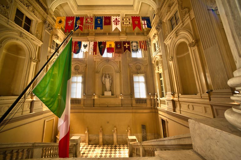 Il Tricolore, la dea madre e gonfaloni al museo del risorgimento di Torino